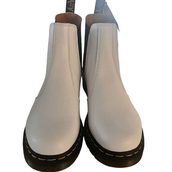 NWT Dr. Martens Smooth Leather Chelsea Boots. - Picture 2 of 6